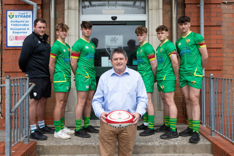 Paul Jones with Dylan Richards and Ysgol Y Strade Players